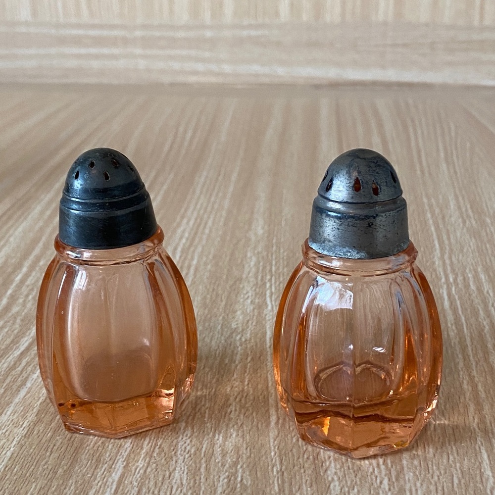Antique Pink Depression Glass Salt & Pepper Shaker - Picture 2 of 15